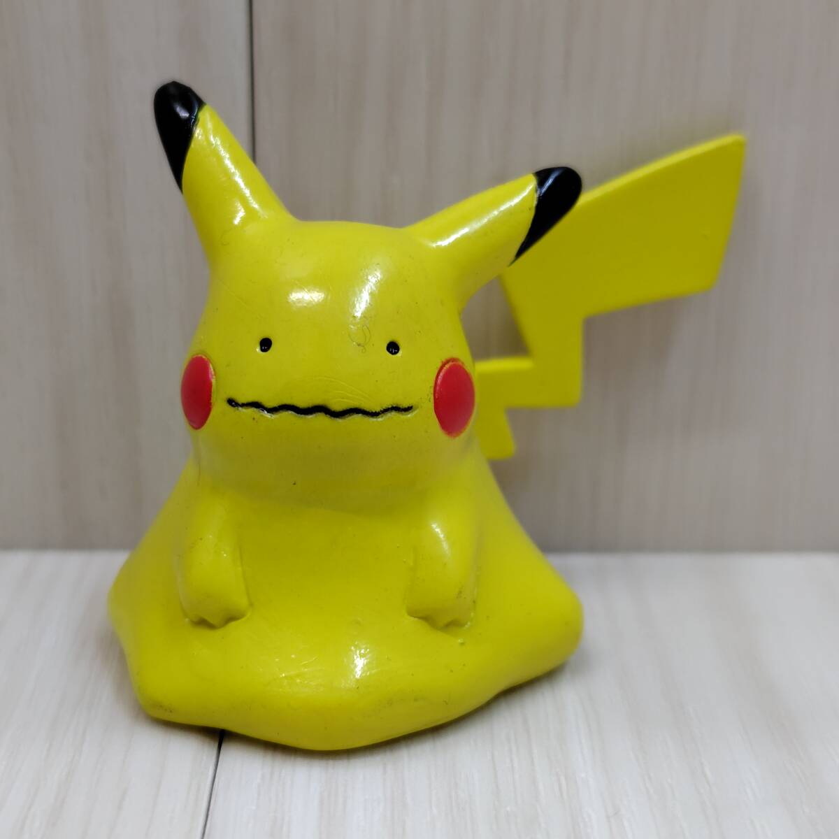 送料無料 希少 レア ポケモン モンコレ ピカチュウにへんしんした